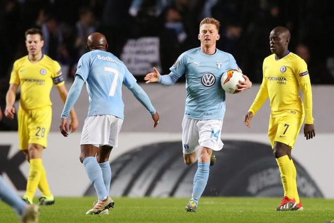 球和红牌不 球和红牌不